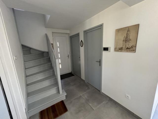Maison semi individuelle entièrement rénovée avec gout, sect