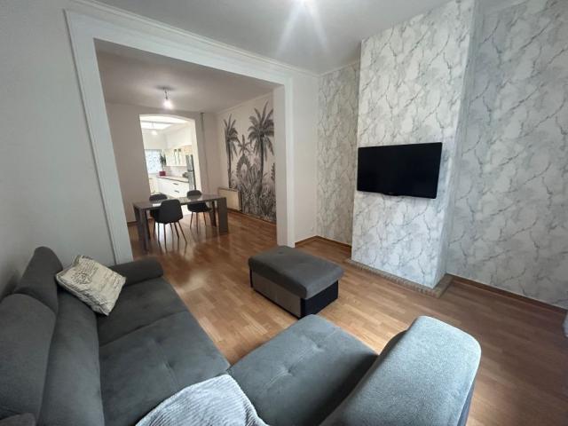 Maison 1930 mitoyenne rénovée avec garage, développant 119m2