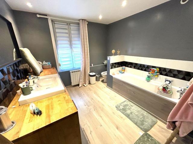 Maison 1930 mitoyenne rénovée développant 120m2 et bâtie sur