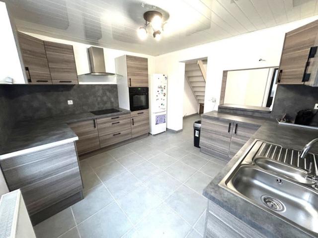 Maison de campagne rénovée développant 139m2 et bâtie sur un