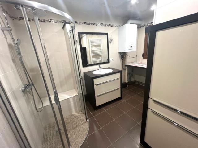 Maison 1930 centre ville, mitoyenne développant 80,37m2 et b