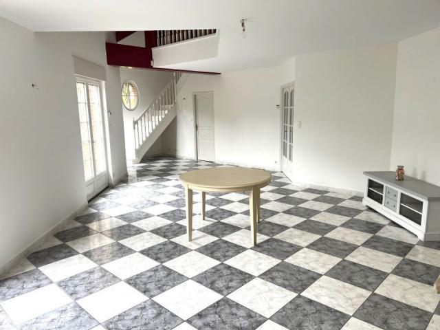 Pavillon individuel de 2000 semi plain-pied bâti sur un terr