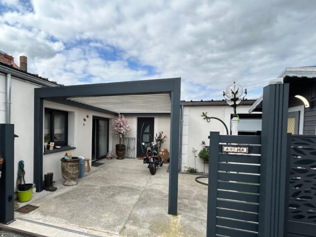 Plain-pied semi individuel entièrement rénové, avec extérieu