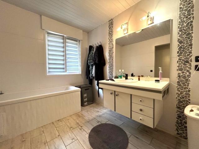Beau plain pied individuel des années 90 développant 128m2 h