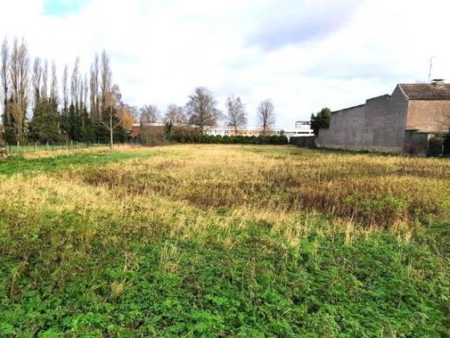 Terrain à bâtir, beau potentiel, en front de rue !