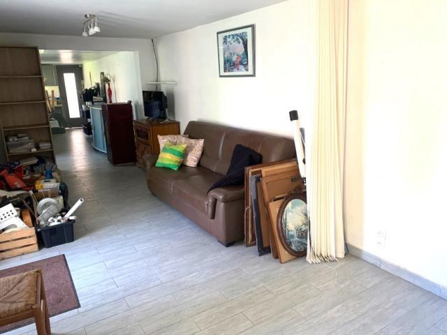 Centre du village, beau potentiel pour cette longère divisée