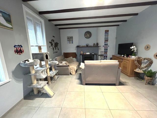 Maison semi individuelle située au coeur du village ! Très bo