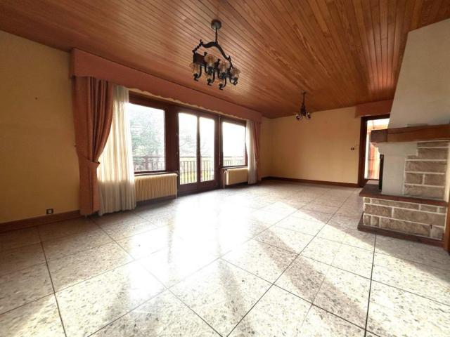 Proche des commodités beau potentiel pour cette maison indiv