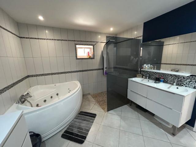 Maison semi individuelle rénovée avec gout, développant 125m
