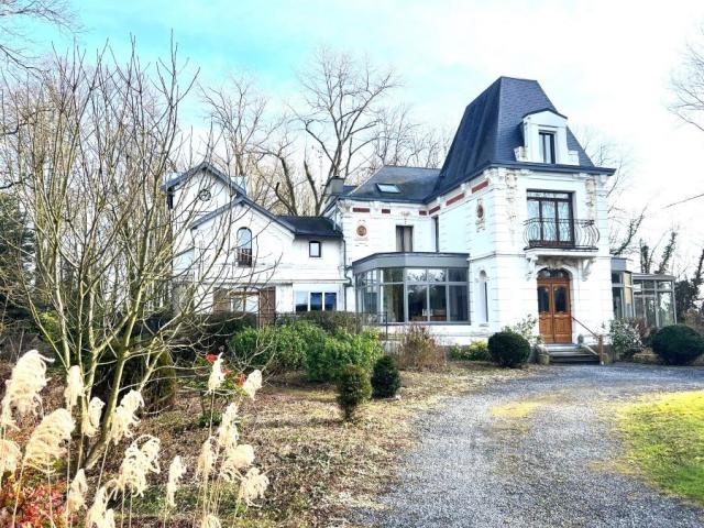 Château des années 30 avec maison d'invitée et dépendances, 