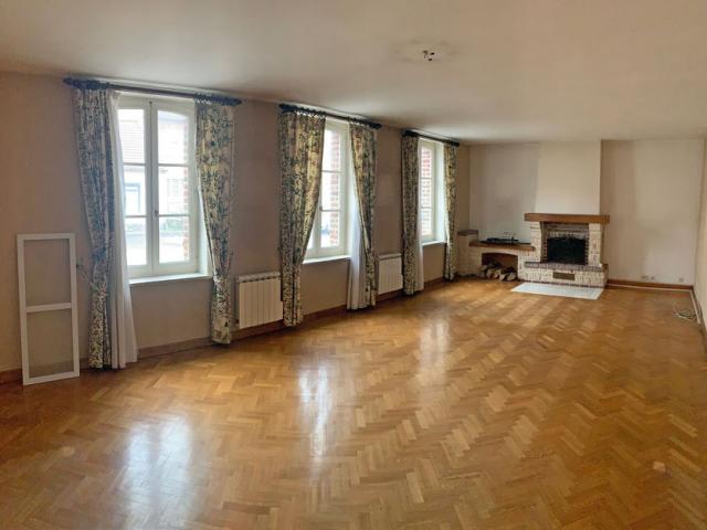 Maison de campagne individuelle à rénover, beaux volumes ! C