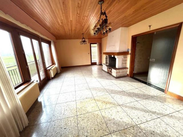 Proche des commodités beau potentiel pour cette maison indiv