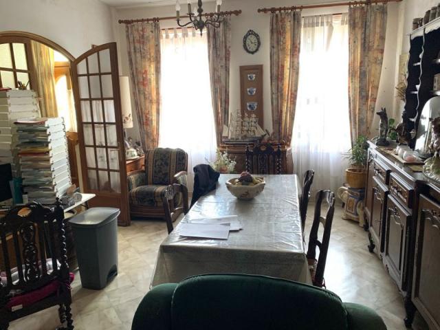 Beaux volumes pour cette 1930 double avec garage bâtie sur u