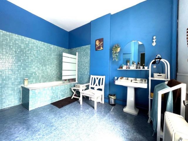Maison bourgeoise semi individuelle située proche des commod