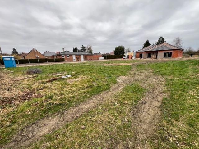 Terrain à bâtir de 954m2 exposé SUD/EST avec façade à rue de