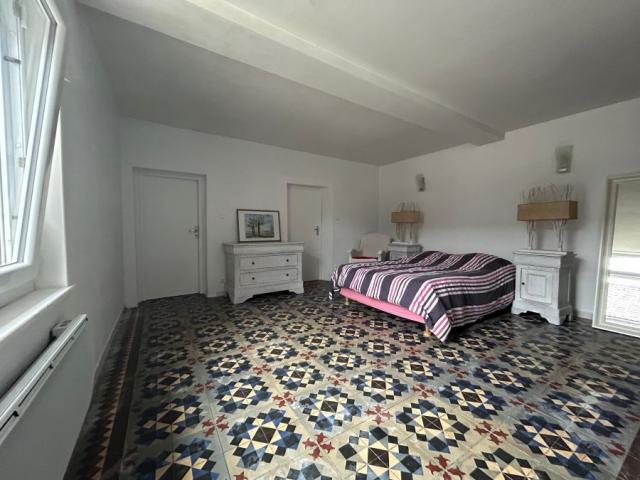 Fermette au carré bâtie sur une parcelle de 7042m2 et dévelo