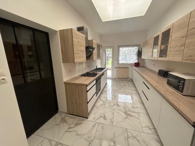 Maison 1930 mitoyenne rénovée avec garage, développant 119m2