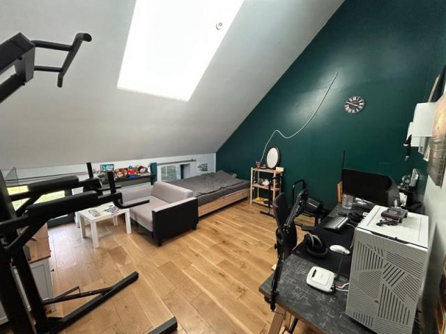 Belle maison de campagne bénéficiant de beaux volumes et bât