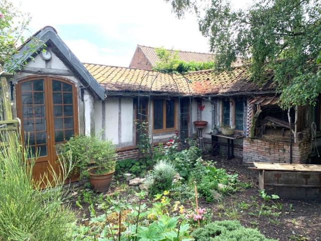 Beaux volumes pour cette 1930 double avec garage bâtie sur u
