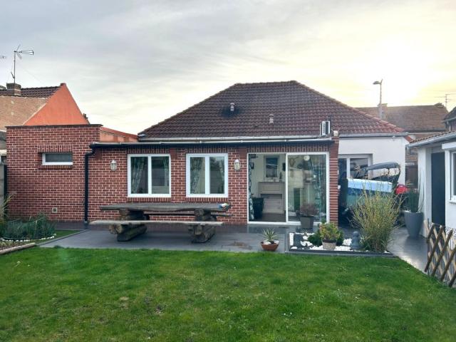 Proche commodités, plain-pied individuel entièrement rénové 