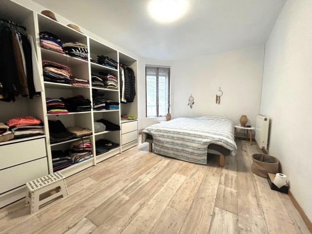 Maison semi individuelle située au coeur du village ! Très bo