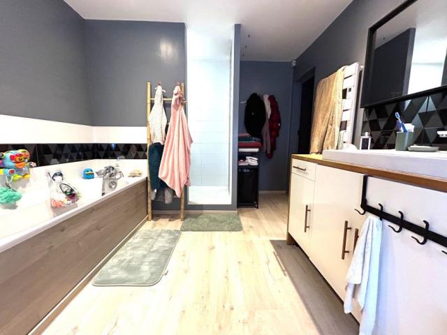 Maison 1930 mitoyenne rénovée développant 120m2 et bâtie sur