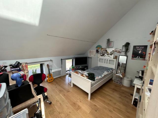 Belle maison de campagne bénéficiant de beaux volumes et bât