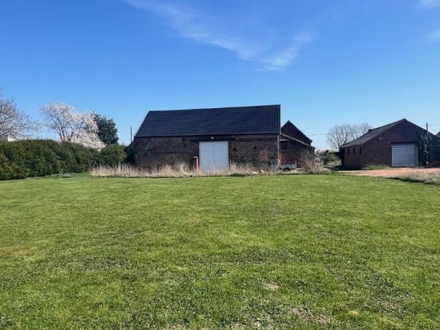 Fermette au carré bâtie sur une parcelle de 7042m2 et dévelo