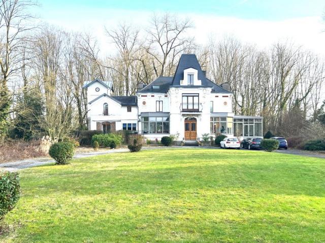 Château des années 30 avec maison d'invitée et dépendances, 