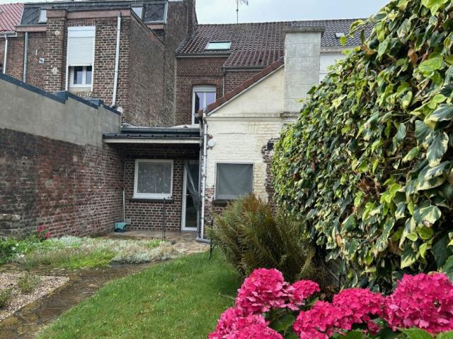 Maison 1930 mitoyenne rénovée avec garage, développant 119m2