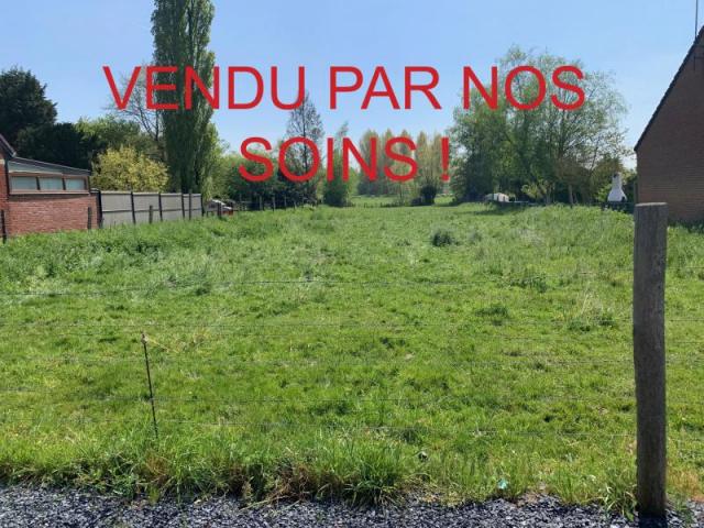 Terrain en second rang, belle superficie, rue calme ! 