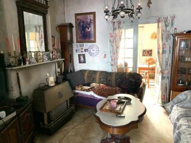 Beaux volumes pour cette 1930 double avec garage bâtie sur u