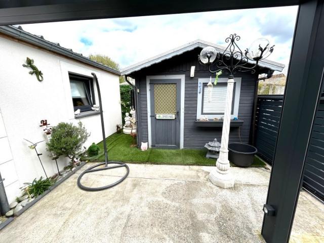 Plain-pied semi individuel entièrement rénové, avec extérieu