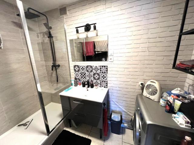 Hyper centre, maison mitoyenne avec 2 chambres proche toutes