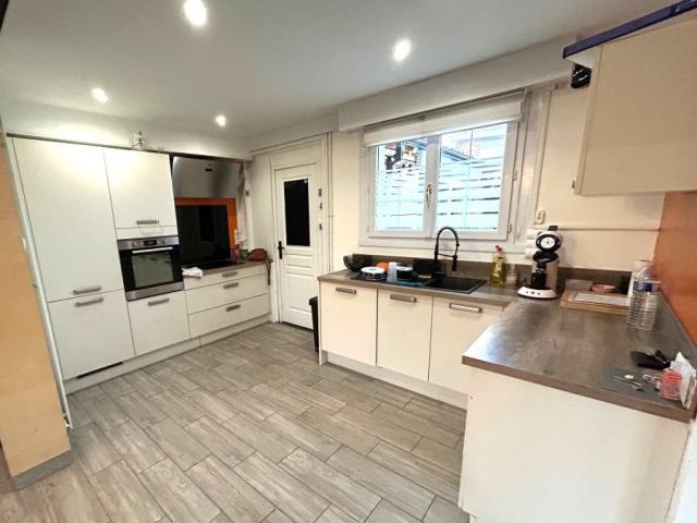 Proche du centre et des commodités, semi individuelle très b