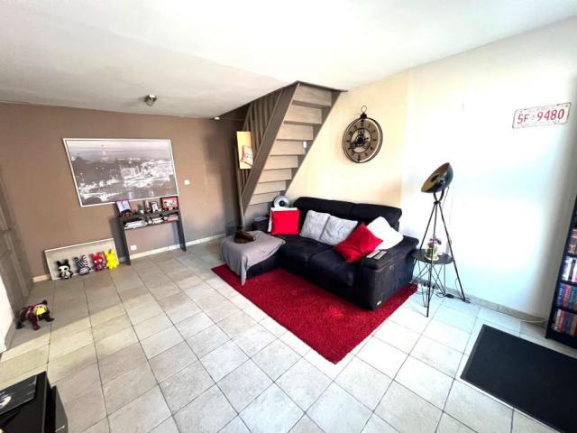 Hyper centre, maison mitoyenne avec 2 chambres proche toutes