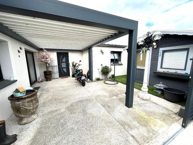 Plain-pied semi individuel entièrement rénové, avec extérieu