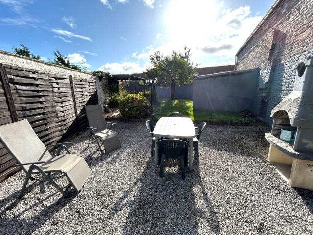 Maison semi individuelle située au coeur du village ! Très bo