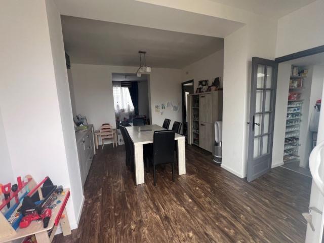 Maison semi individuelle située en secteur prisé, entièremen