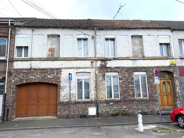 Beaux volumes pour cette 1930 double avec garage bâtie sur u