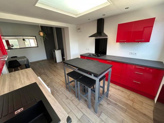 Proche frontière, maison 1930 mitoyenne entièrement rénovée 