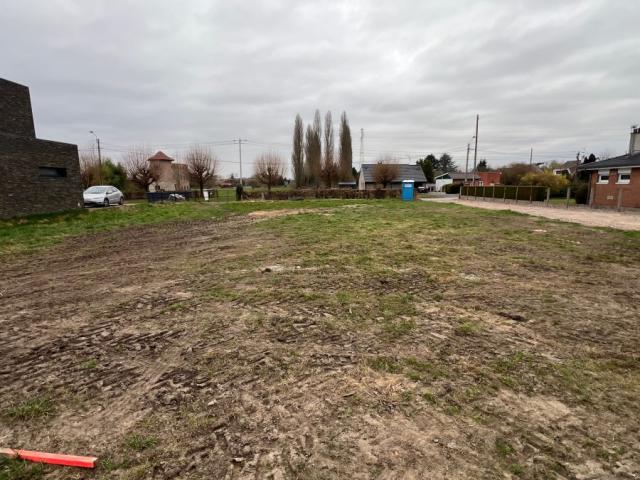 Terrain à bâtir de 954m2 exposé SUD/EST avec façade à rue de