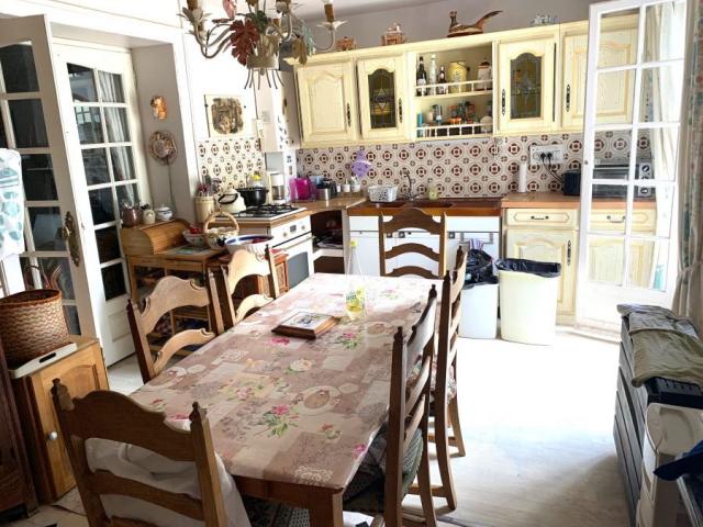 Beaux volumes pour cette 1930 double avec garage bâtie sur u
