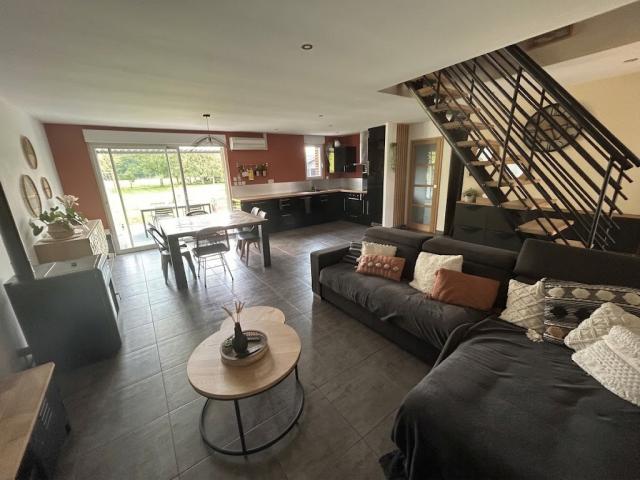 Pavillon individuel semi plain-pied, développant 141m2 et bâ