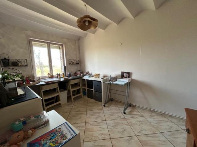 Belle maison de campagne bénéficiant de beaux volumes et bât