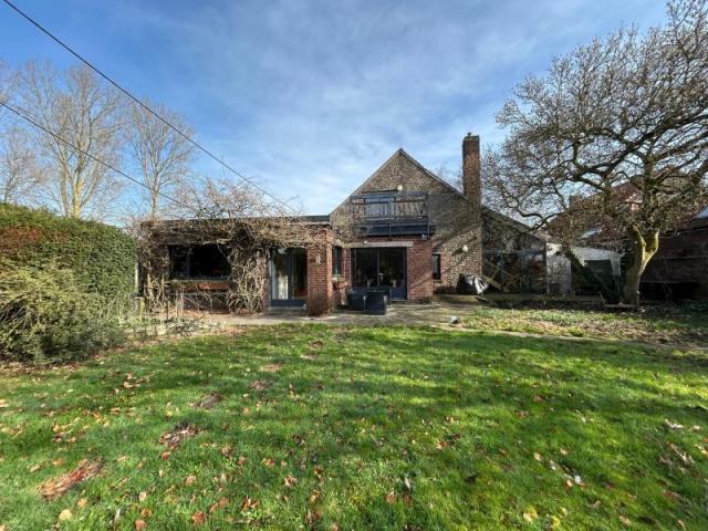 Belle maison de campagne bénéficiant de beaux volumes et bât