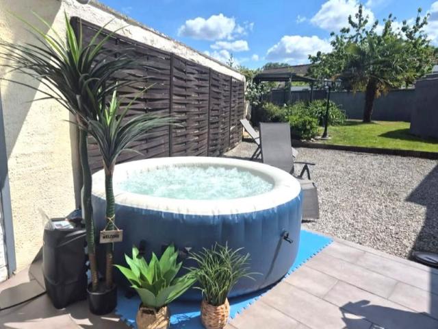 Maison semi individuelle située au coeur du village ! Très bo