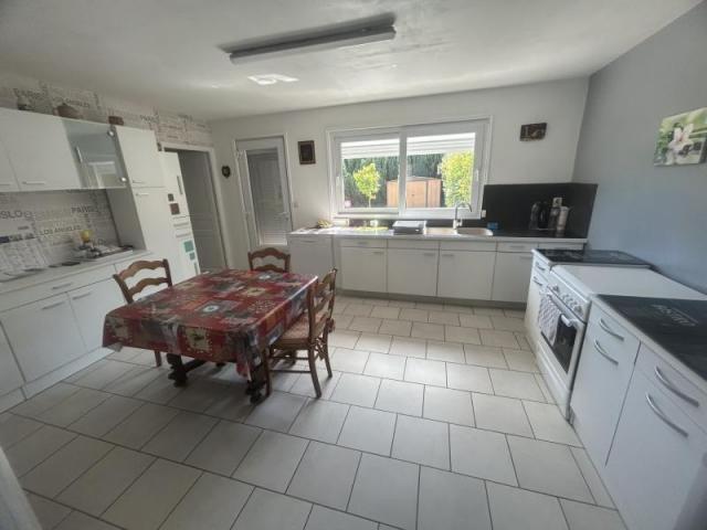 Semi individuelle rénovée développant 92,22m2 et bâtie sur 3