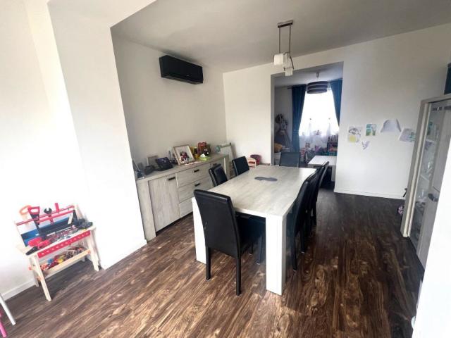 Maison semi individuelle située en secteur prisé, entièremen