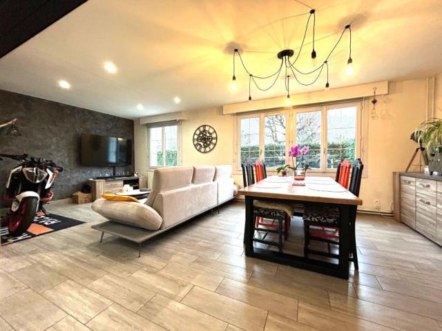 Proche du centre et des commodités, semi individuelle très b